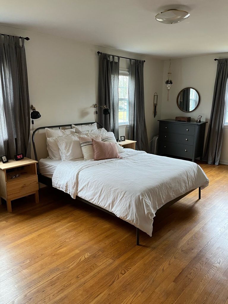 bed in a clean and inviting bedroom